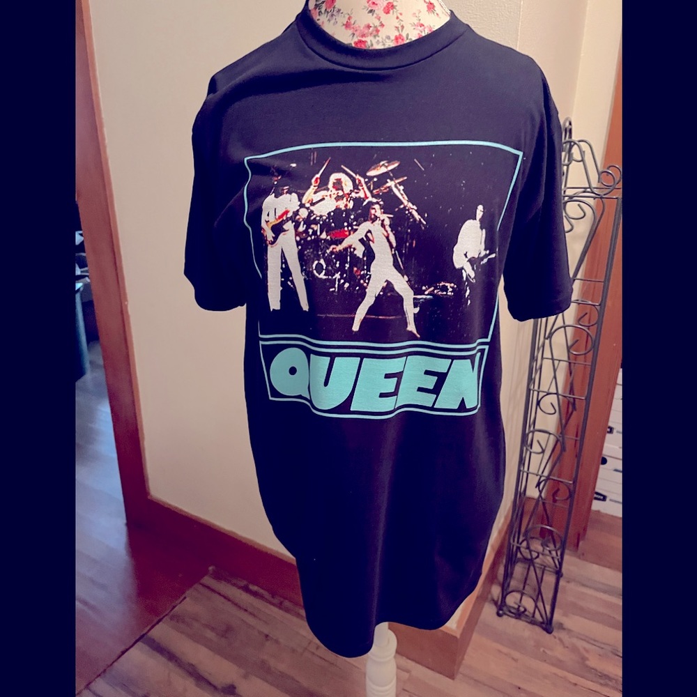 NWOT Queen t-shirt size medium